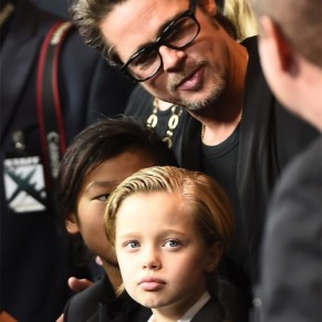 Brad Pitt et Angelina Jolie soutiennent leur enfant n fille mais qui se considre garon - Genre  