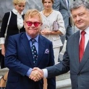 L'Ukraine a encore du chemin  faire pour les droits des homosexuels, selon Elton John - Ukraine