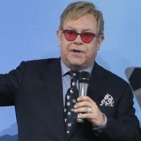 Elton John veut parler droits des homosexuels avec Vladimir Poutine