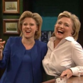 Hillary Clinton se moque de son soutien tardif au mariage gay dans <I>Saturday Night Live</I>