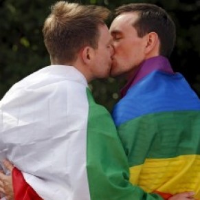 Les Italiens favorables aux unions civiles pour les gays - Sondage