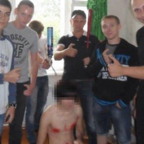Neuf hommes condamns  la prison pour avoir kidnapp et humili des homosexuels - Russie 