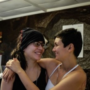 Un couple de femmes dfend son mariage clbr par erreur - Costa Rica