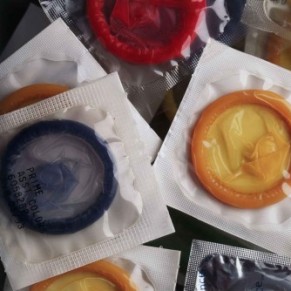 Les prservatifs interdits  la vente dans les suprettes d'un district islamiste - Indonsie