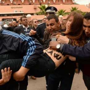 Deux Femen expluses lors d'une nouvelle audience du procs d'un des homosexuels agrsss - Maroc / Beni Mellal