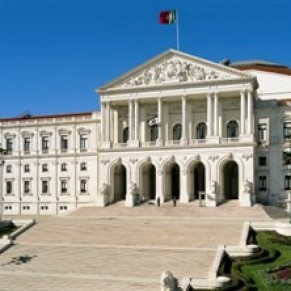 Le Parlement portugais autorise la PMA pour les couples lesbiens et la GPA sous conditions - GPA