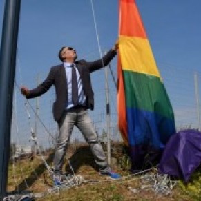 Un lu ex-FN dmte le drapeau arc-en-ciel LGBT install devant la mairie - Montpellier