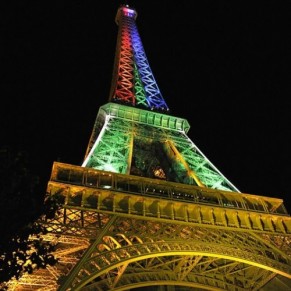 La tour Eiffel illumine aux couleurs arc-en-ciel lundi soir en hommage aux victimes amricaines - Fusillade Orlando