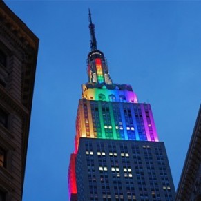 New York rend hommage aux victimes d'Orlando en se mettant aux couleurs arc-en-ciel