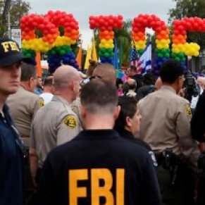 Foule  la Gay Pride de Los Angeles malgr Orlando et une attaque vite 