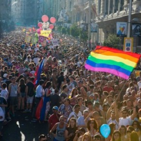 Des centaines de milliers de personnes aux Gay Pride europennes - Aprs Orlando 