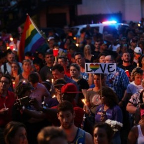 Des dizaines de milliers de personnes rendent hommage aux victimes de la tuerie d'Orlando