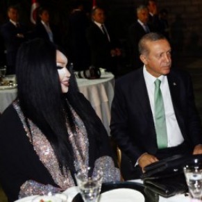 Erdogan dine avec une diva transsexuelle aprs la rpression d'une manifestation LGBT - Turquie