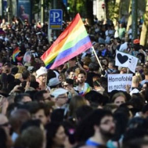 Deux sportifs espagnols gays rendent hommage aux victimes d'Orlando - Gay pride