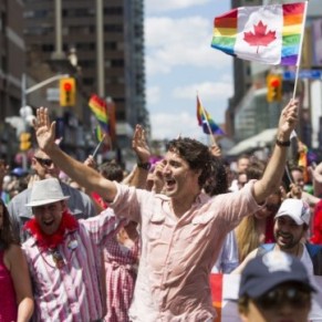 Justin Trudeau et des milliers de personnes  la gay pride de Toronto - Canada