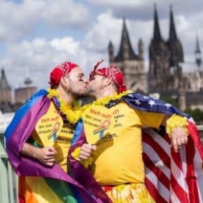 Des centaines de milliers de personnes  la gay pride de Cologne marque par Orlando - Allemagne