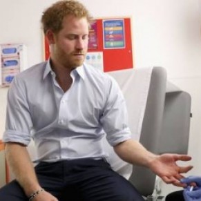 Le prince Harry fait le test du sida pour sensibiliser face  l'pidmie - Grande-Bretagne