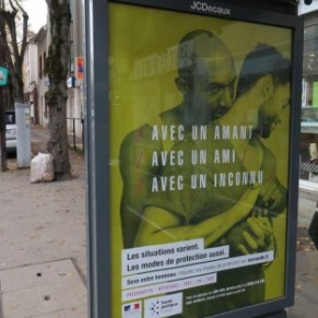 Les affiches avec des couples gays, <I>message de sant publique fort</I>, selon Aides 