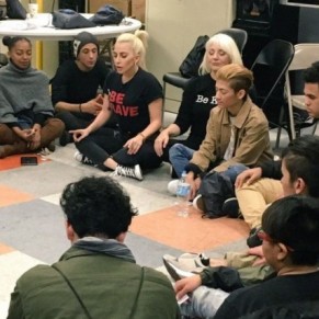 Lady Gaga encourage les jeunes LGBT sans abri  se battre - New York
