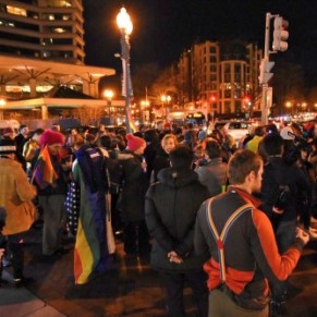 Des centaines de manifestants pro-gays dansent devant le domicile du vice-prsident lu - Etats-Unis
