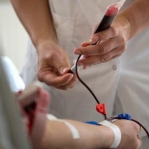 Les homosexuels pourront dsormais donner leur sang, mais sous condition - Suisse
