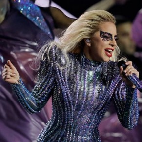 Lady Gaga fait son show avec un message de tolrance - Super Bowl