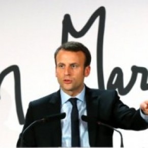 Macron se dfend de pratiquer un grand cart - Homosexualit / Algrie