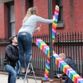 Les habitants de Gay Street transforment une croix chrtienne en symbole LGBT - New York 