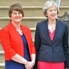 May rencontre la dirigeante du DUP nord-irlandais homophobe pour obtenir son soutien - Royaume-Uni 