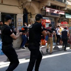 La police fait usage de balles en caoutchouc pour disperser la Gay Pride d'Istanbul  - Turquie