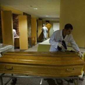 La fin d'une discrimination post-mortem  - Soins funraires aux sropositifs