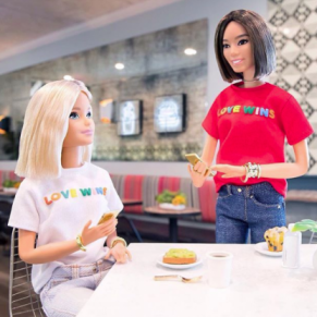 Des poupes Barbie aux couleurs LGBT - Business 