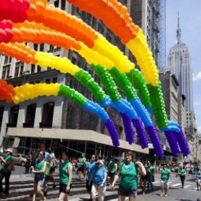 Des dizaines de milliers de personnes dfilent pour une gay pride anti-Trump - New York  