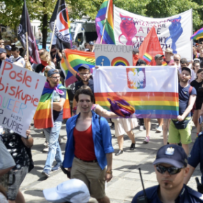 Le ministre de l'Intérieur veut poursuivre les militants LGBT utilisant le blason national 