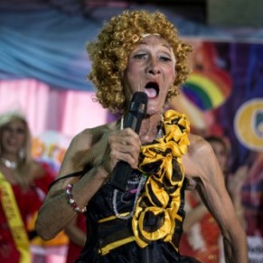 A Manille, des seniors gays se mettent en drag pour survivre - Philippines 