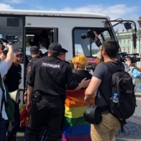 Plusieurs dizaines d'arrestations lors de la gay pride non-autorise de Saint-Ptersbourg - Russie 