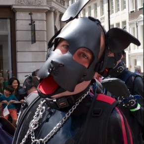 Des ftichistes masqus interdits de gay pride par la police  Essen - Allemagne 