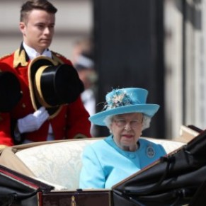 Un valet gay de la reine Elisabeth II, rtrograd pour s'tre trop mdiatis, dmissione - Homophobie  Buckingham