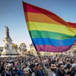 Des milliers de manifestants  Paris aprs une srie d'agressions - <I>Stop aux LGBTphobies</I>