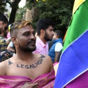 La communaut LGBT a massivement dfil la premire gay pride depuis la dpnalisation de l'homosexualit - Inde / New Delhi 