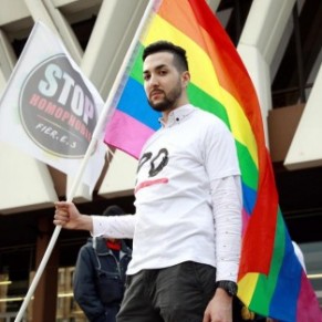 En banlieue parisienne, le combat d'un jeune homme contre le tabou de l'homosexualit - Homophobie 