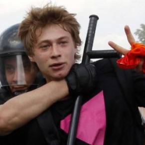 Quatre interpellations lors d'une action LGBT  Saint-Ptersbourg - Russie 