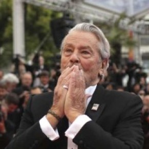 Hommage  Alain Delon malgr une polmique  - Cannes 