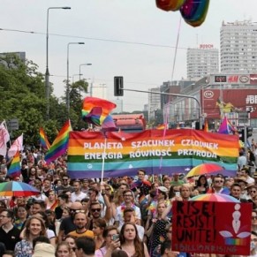 Des dizaines de milliers de personnes  Varsovie pour l'galit des personnes LGBT - Pologne 