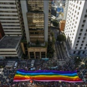 Des dizaines de milliers de personnes  la Gay Pride de Sao Paulo - Brsil