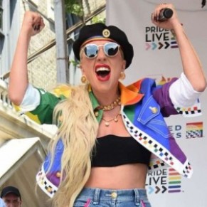 Lady Gaga fait une apparition surprise  la Gay Pride gante de New York - USA
