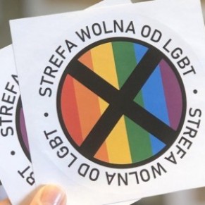 Un magazine pro-gouvernemental diffuse des autocollants anti-gays - Pologne 
