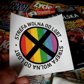Un tribunal ordonne le retrait des autocollants anti-LGBT - Pologne 