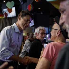 Justin Trudeau se rend dans un bar gay  Vancouver  - Canada