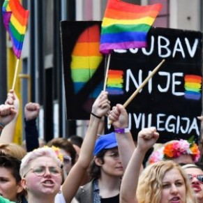 Plus de 2.000 personnes pour la premire Gay pride  Sarajevo - Bosnie 
